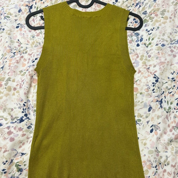 Sleeveless Ribbed Button-Front Tank - Olive Green - Picture 4 of 4